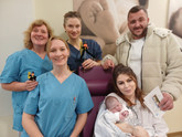 Elva mit Eltern und Geburtshilfe-Team