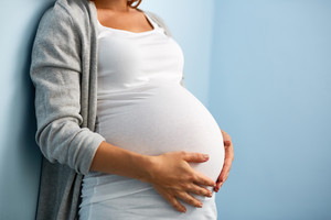 AdobeStock_138952310_GB_web.jpg Schwangere Frau, die den Babybauch umfasst